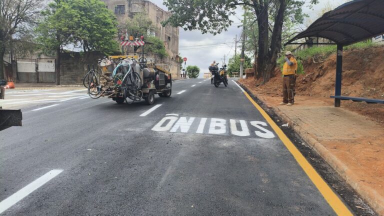 Ligação entre bairros da região do Jd. Minda e Superviário recebe recapeamento e implantação de nova sinalização