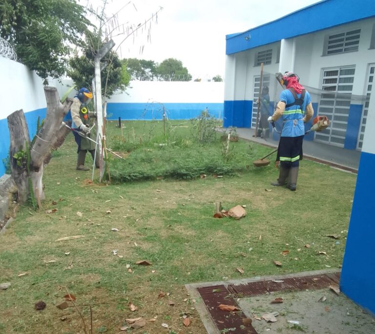 Unidades de saúde em Hortolândia recebem reforço na limpeza e na poda do mato realizadas pela Prefeitura