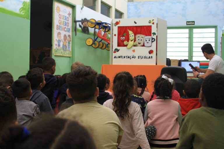 Prefeitura inova e cria teatro de fantoches sobre educação alimentar