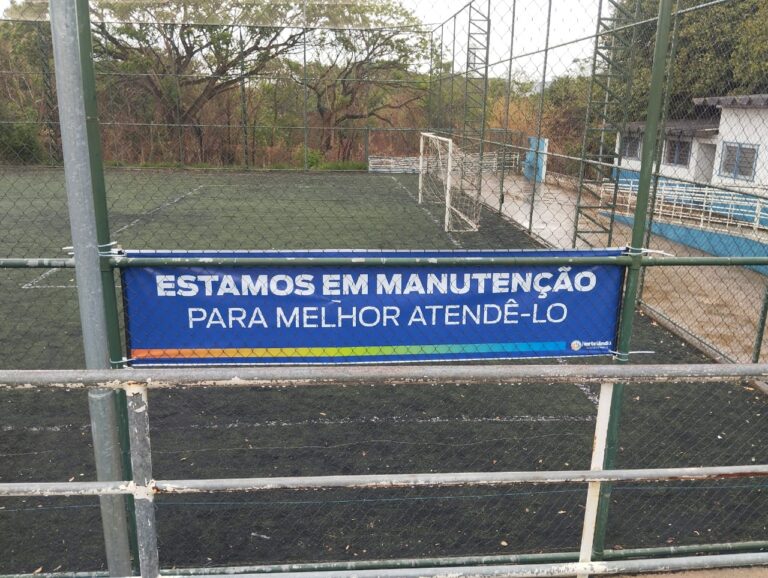Campo de futebol society do Jardim Adelaide recebe manutenção geral e está momentaneamente fechado para uso