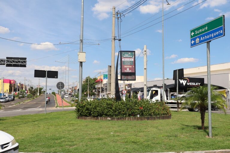 Prefeitura instala novos relógios digitais com informações climáticas