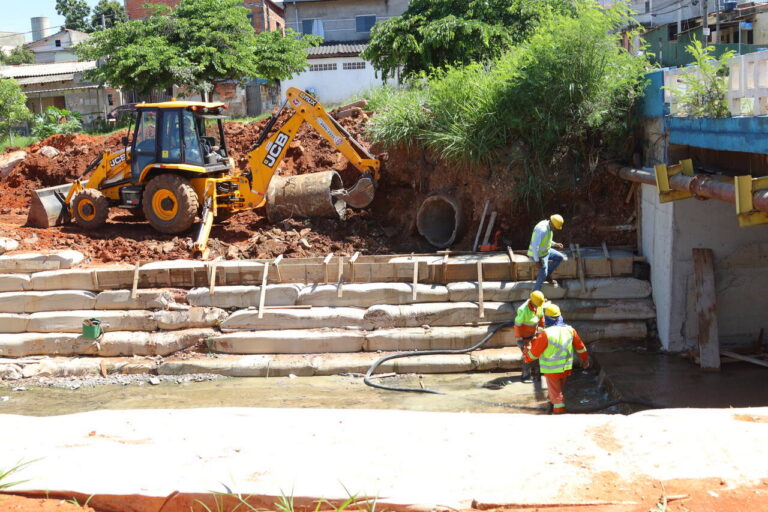 Canalização de trecho do Ribeirão Jacuba no Jardim Santa Emília entra em fase final