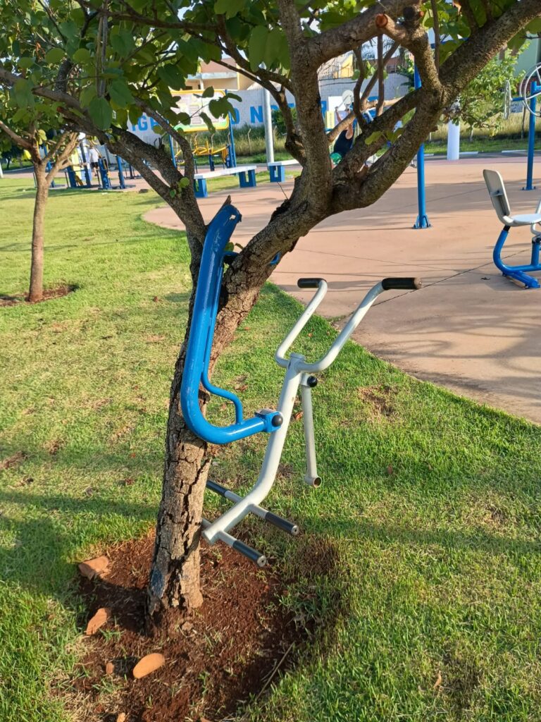 Equipes da Prefeitura de Hortolândia removem, para conserto, dispositivos vandalizados no Pq. Lago da Fé