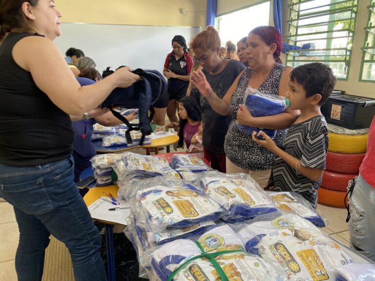 Hortolândia inicia ano letivo com entrega de kits de uniformes e materiais escolares
