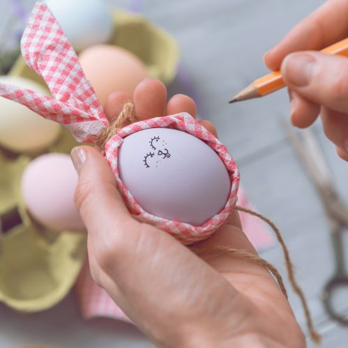 Curso ensina a confeccionar decorações de Páscoa em Hortolândia