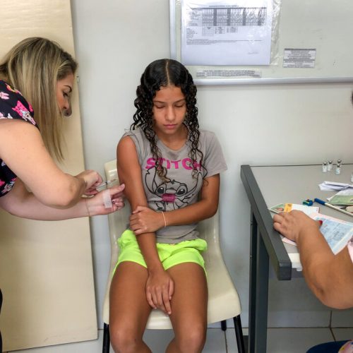 Crianças e adolescentes de 6 a 16 anos devem completar esquema vacinal contra Dengue
